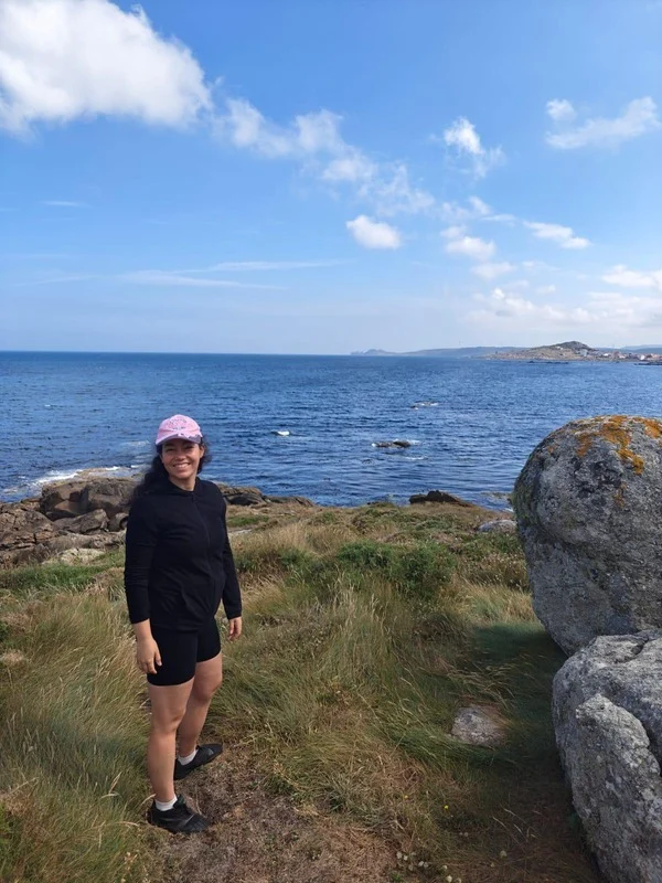 Esther Alonso junto al mar